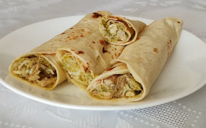 Burrito chihuahuense de chile verde Burrito chihuahuense casero de chile verde preparado en Chihuahua
