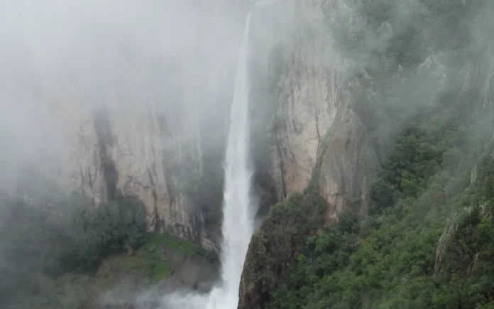 Cascada de Basaseachi en Chihuahua Cascada de Basaseachi en la Sierra Madre Occidental de Chihuahua