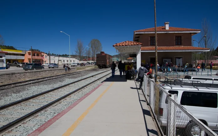 Estación de Creel en la Sierra Tarahumara Estación ferroviaria de Creel en la Sierra Tarahumara, Chihuahua